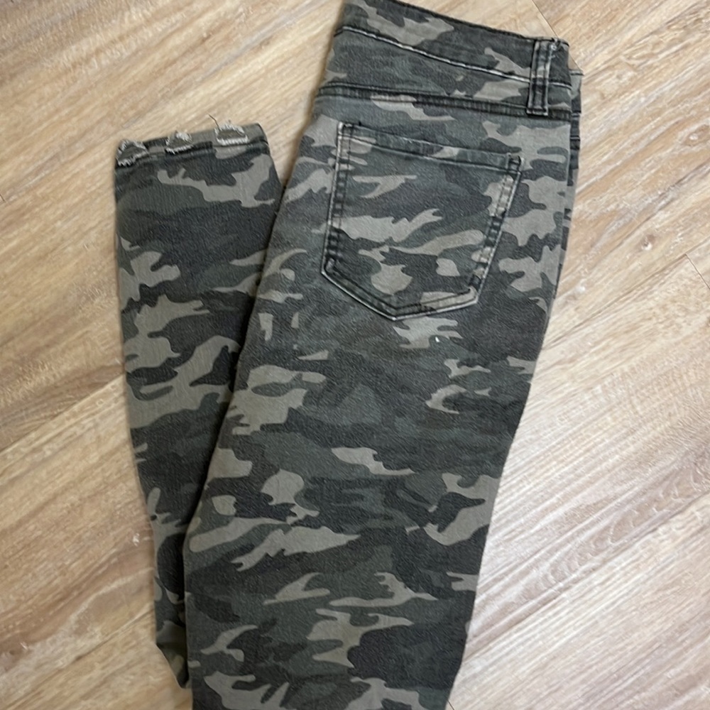 VANILLA Star Distressed Camouflage Skinny Jeans - Picture 5 of 9